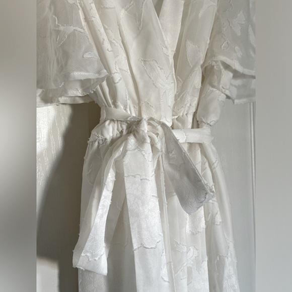 LIKE NEW | Butterfly Sleeve Belted Dress | White | Size Medium - Picture 4 of 6